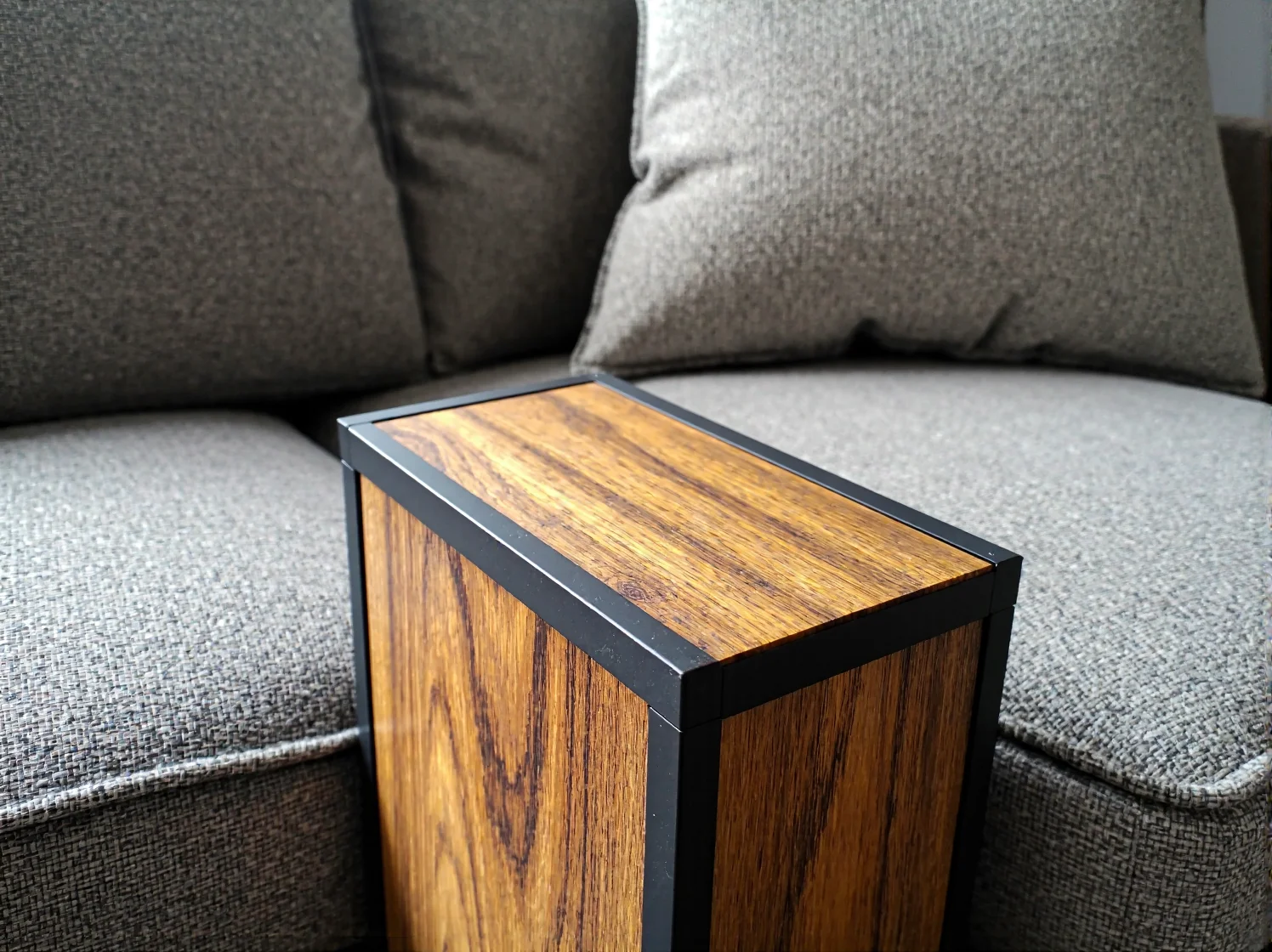 Ozdobne detale i rośliny doniczkowe na gotowym drewnianym regale DIY.