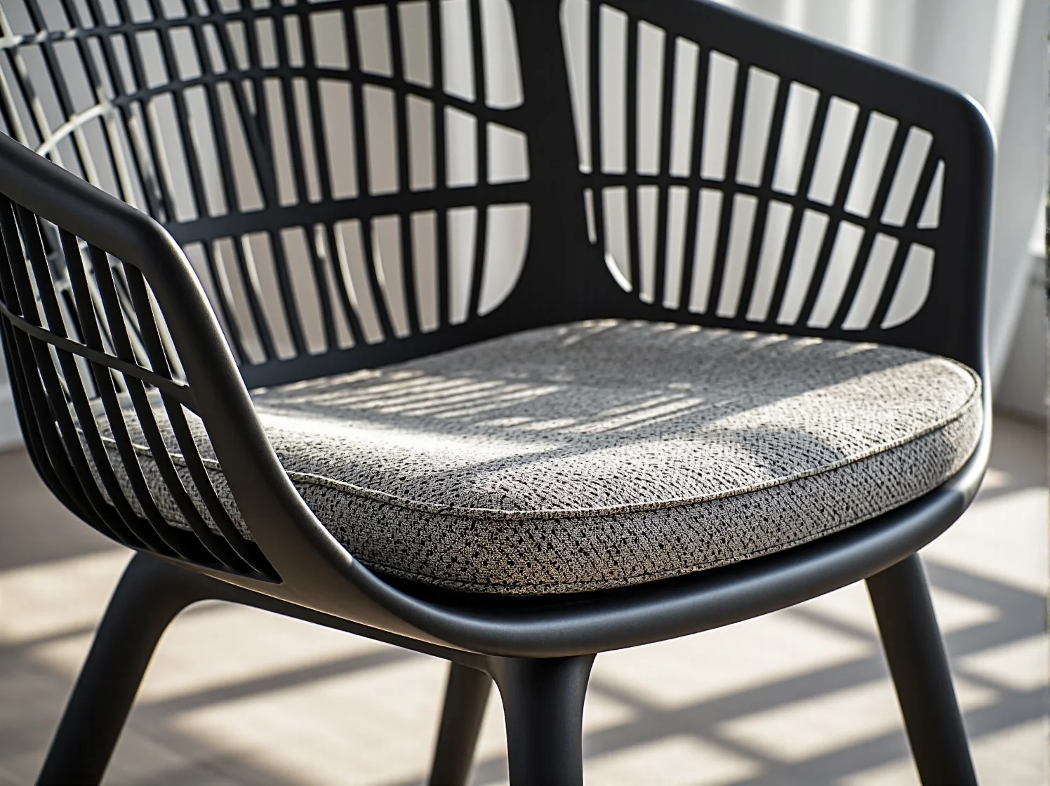 Drewniany stół ogrodowy z certyfikatem FSC w otoczeniu roślinności