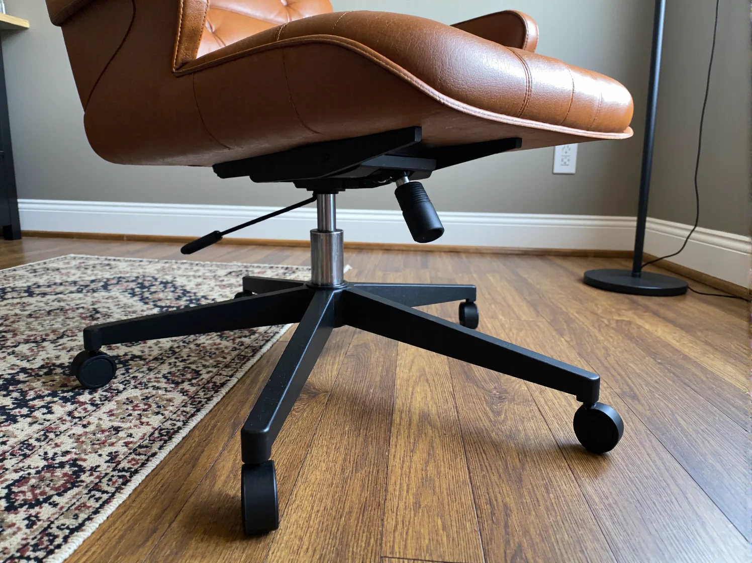 Wygodny fotel gamingowy wykorzystywany w domowym gabinecie do pracy zdalnej i rozrywki.