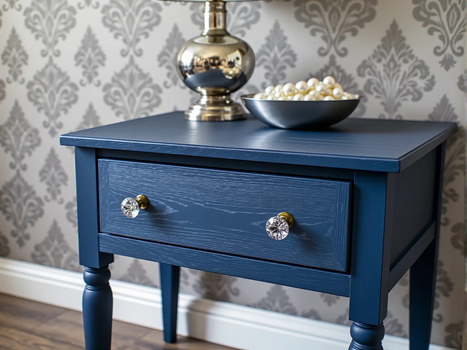 Montaż nowych kryształowych i złotych gałek do szuflad odnowionej komody