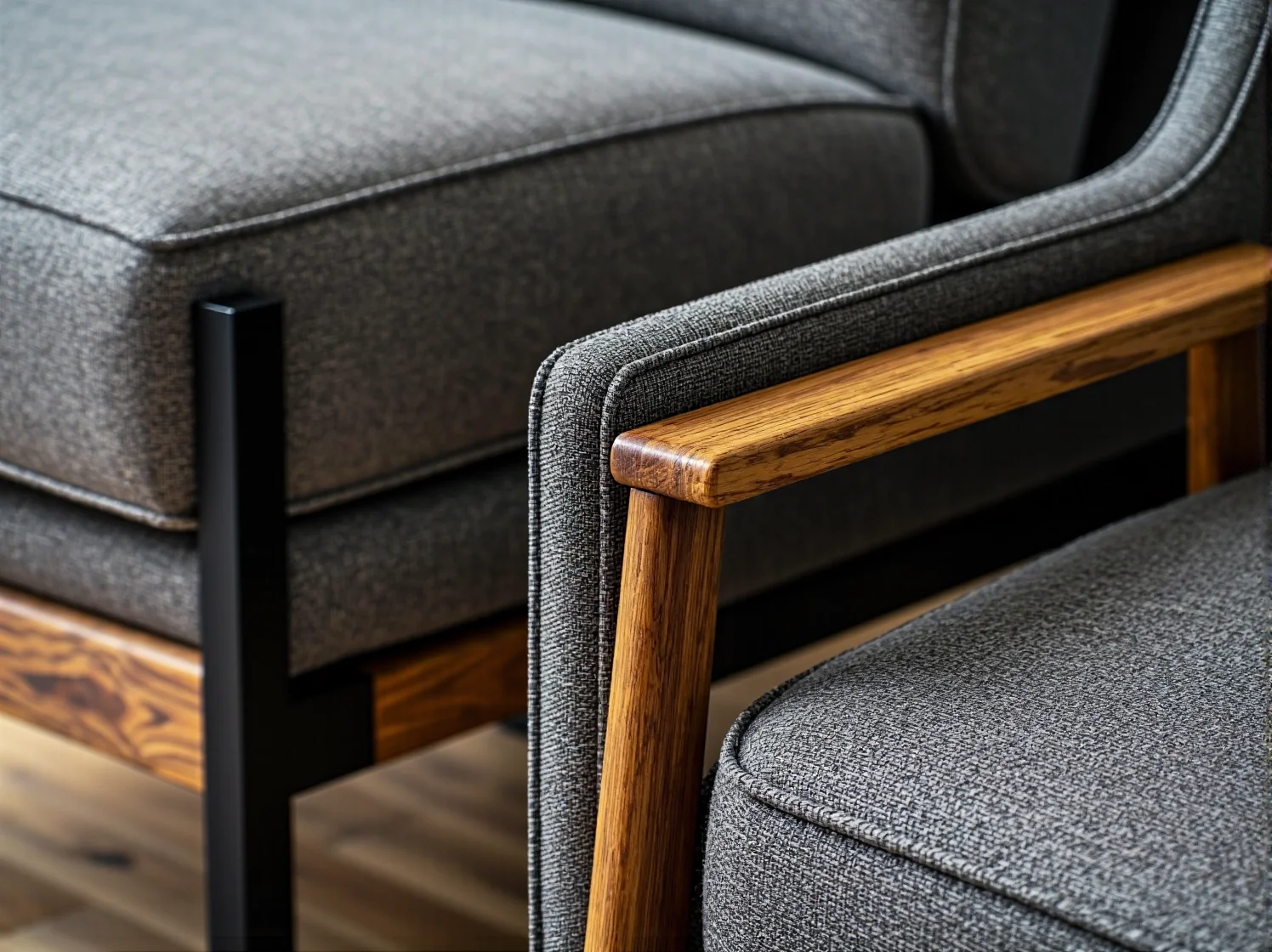 Ochrona drewnianych mebli - zadbany regał w nasłonecznionym salonie.