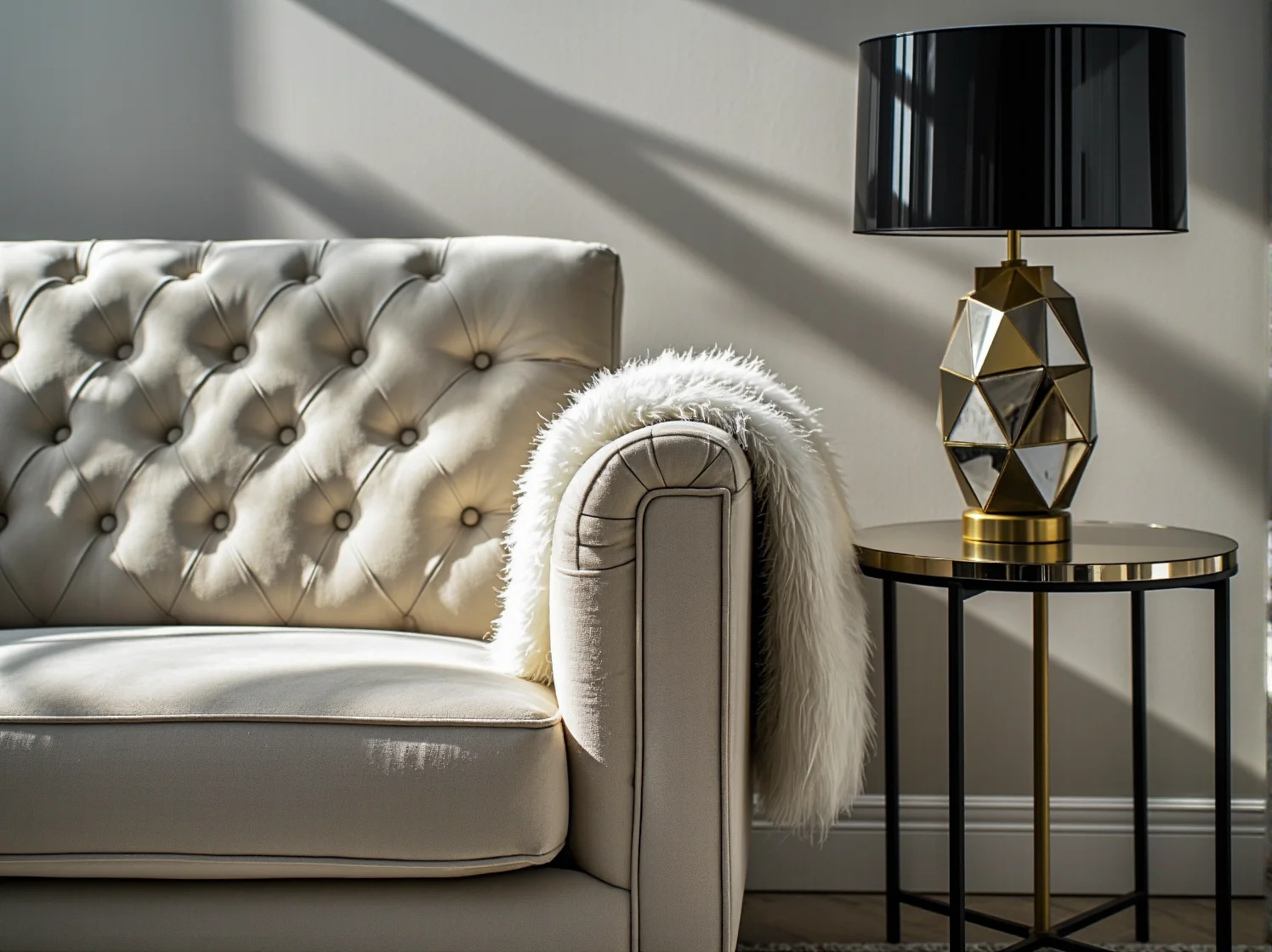 Elegancka sypialnia glamour w odcieniach srebra i szarości z pikowanym zagłówkiem