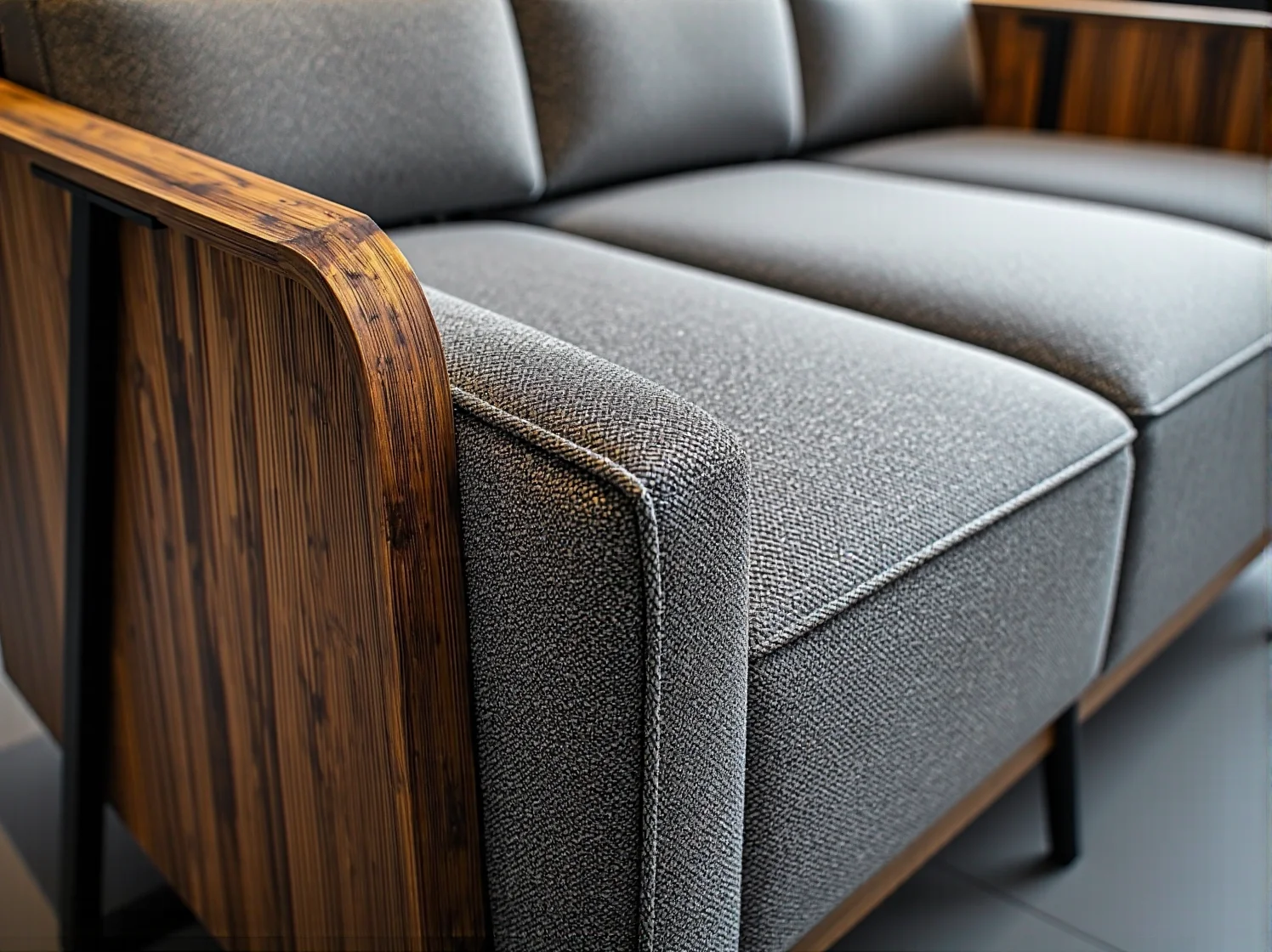 Biurka z upcyklingu i palet w ekologicznym biurze coworkingowym.