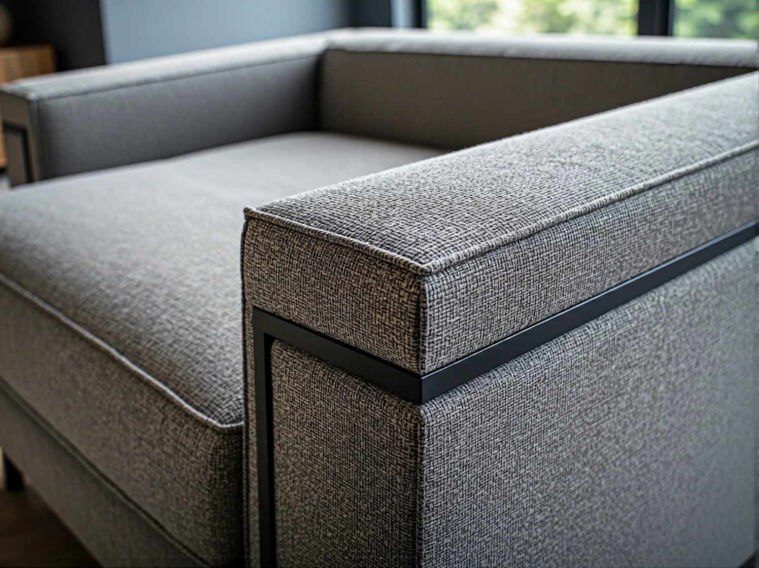 Wygodna kanapa w stylu japandi idealna do małego salonu